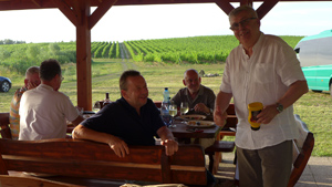 Utrudzeni organizatorzy Leszek i Jerzy Ignacy Krasicki w Winnicy Turnau