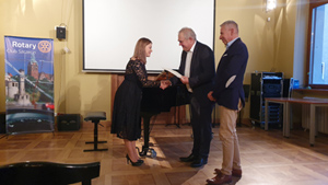 Prezydent Remigiusz Kowalski i past prezydent Tomasz Brejdak wręczają list gratulacyjny p. Julicie Jabłonowskiej, studentce Akademii Sztuki w Szczecinie. Stypendium RCS dla studentki Akademii Sztuki