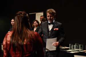 ROTARY wspiera młodzież z Akademii Sztuki w Szczecinie Dekoracje laureatów przez przedstawicielu klubów Rotary