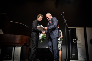 ROTARY wspiera młodzież z Akademii Sztuki w Szczecinie Dekoracje laureatów przez przedstawicielu klubów Rotary